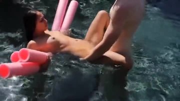 Красивая пара занимается сексом в воде и кончает